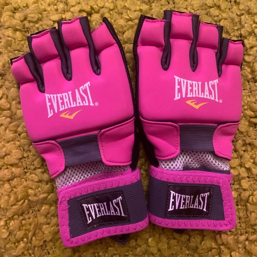 Women’s Everlast gloves. NEVER USED!! 💕